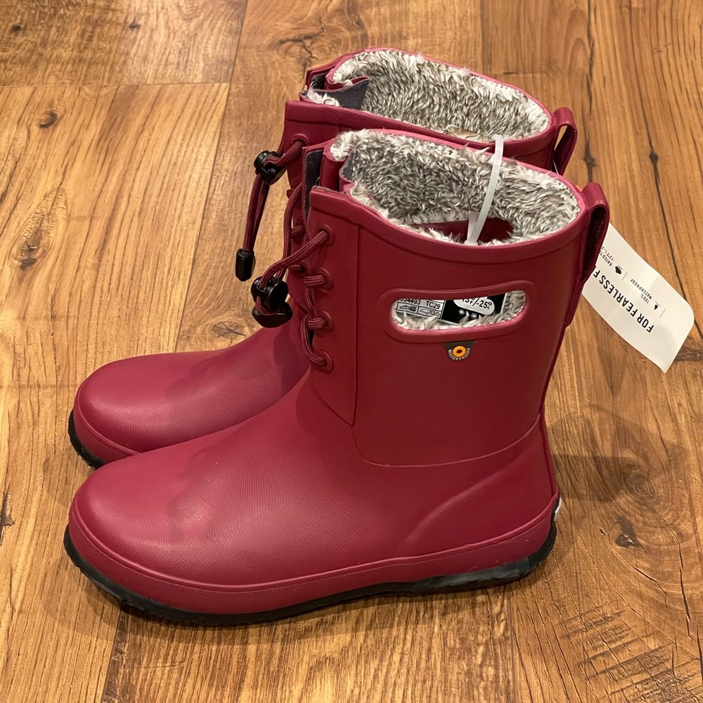 BOGS brand magenta girls size 4 waterproof boots. Plush fleece lined. Brand new.